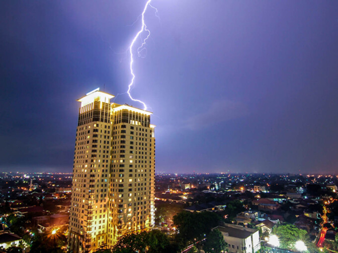 Lightning-Strike-in-South-Jakarta-586379734_2934x1951 (1)